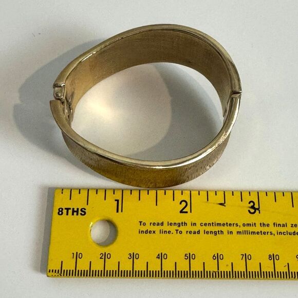 Vintage Gold Tone Textured Wavy 1” Hinged Bangle Bracelet - Picture 4 of 5